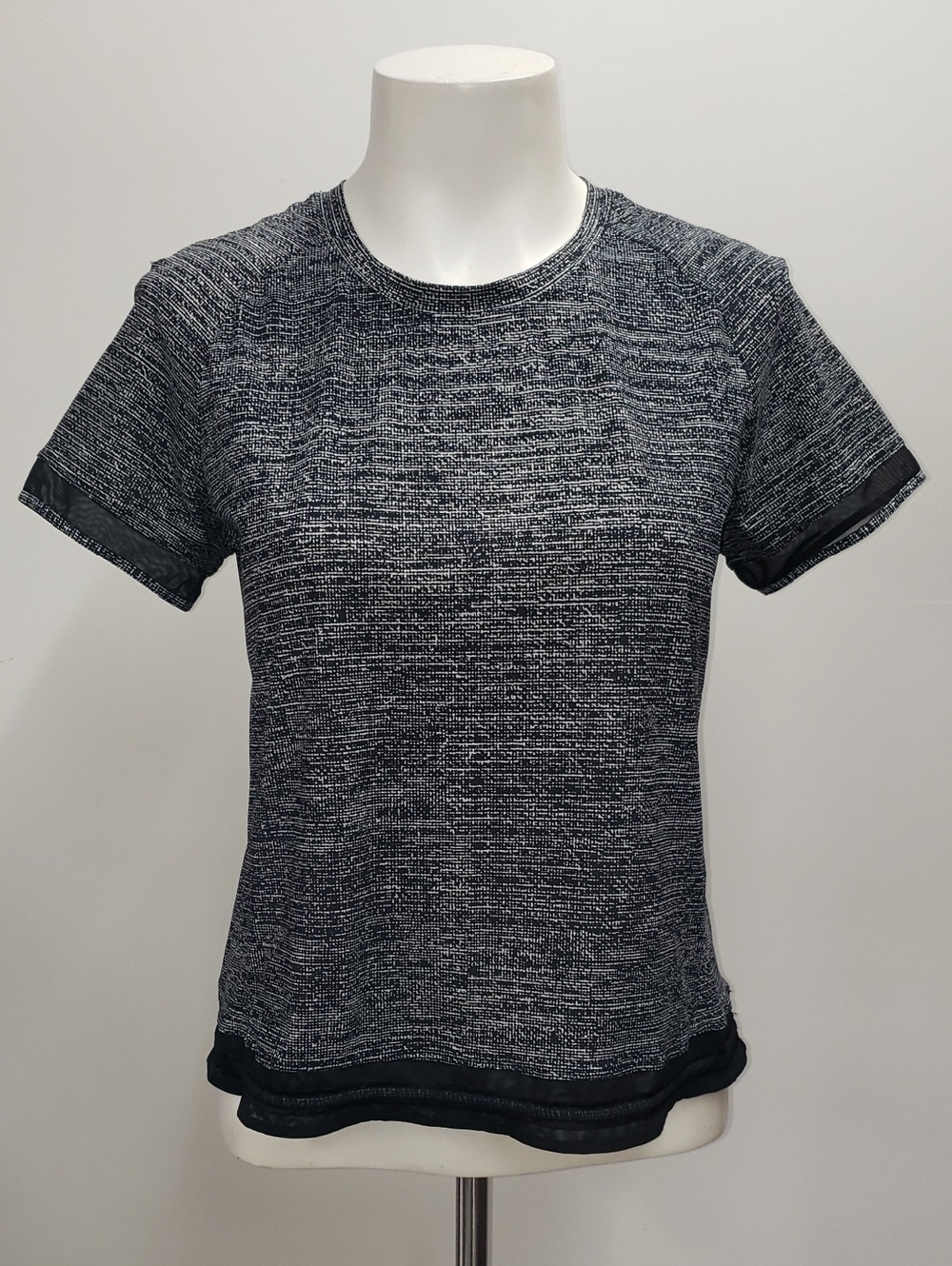 Lululemon Find Focus Short Sleeve shirt in Twillines Ice Grey Black Women's 6